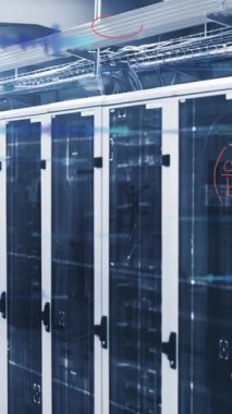 Bilgisayar sunucu odasına karşı matematik denklemleri ve veri işleme animasyonları. İş veri depolama teknolojisi kavramı