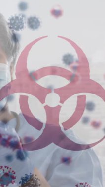 Aşı tutan kadın doktor üzerinde virüs hücrelerinin canlandırılması. Küresel tıp ve dijital arayüz kavramı dijital olarak oluşturulmuş video.