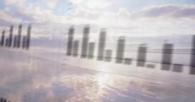 Güneşin doğuşunda kaybolan bir saniyelik grafikten sonra değişen çubuklarla verileri görselleştiren okyanus. Denizci, gün doğumu, yansıma, animasyon, görselleştirme, veri, sakin