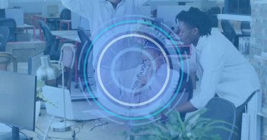 Meslektaşlar süpriz bir şekilde ellerinde balonla konfeti patlatan bir kuşak taşıyorlar. Kutlama, takım çalışması, başarı, şenlikli, profesyonel, neşeli, canlı