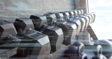 Bağcıkları bağlayan antrenman partnerleri, ağırlık kaldırma hareketini başlatan beden eğitimi için halteri çömelten halterler. Zindelik, güç, eğitim, sağlık, güçlendirme, spor, dayanıklılık.