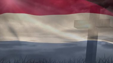 Çimenlerin üzerinde dalgalanan üç renkli bayrağa sebep olan meltem, güneş ışınları arasında ahşap haçı ortaya çıkarıyor. Vatanseverlik, açık hava, manzara, sembolizm, doğa, dinginlik, hareket