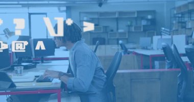 Teknoloji geliştiricisinin kod ekran titreşimleri, akran bakışları ile kutlama başarısını örtüyor. İşbirliği, başarı, yenilik, takım çalışması, üretkenlik, modernlik, dijital