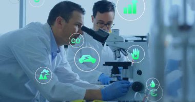 Laboratuvar bilim adamları mikroskopları inceliyor. Ekolojik ikonlar kaydırağın üzerinde pipetleme yaparken odağı ayarlıyorlar. Araştırma, yenilik, teknoloji, analiz, sürdürülebilirlik, hassasiyet, işbirliği