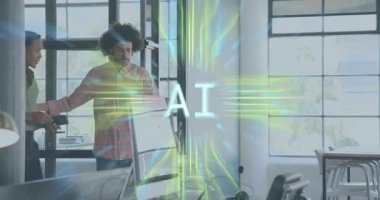 İşçi, el sıkışırken ve mikrofonu ayarlarken yapay zeka grafiklerini göstermek için masa başında duruyor. Teknoloji, yapay zeka, işbirliği, yenilik, dijital, profesyonel, modern