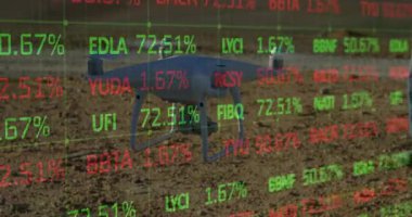 Quadcopter insansız hava aracı havada duruyor, hisse senetleri güncelleniyor, operatör uzaktan kumandalı ve dengeleyici uçuş yapıyor. Drone, teknoloji, açık hava, tahmin, analitik, kontrol, kırsal