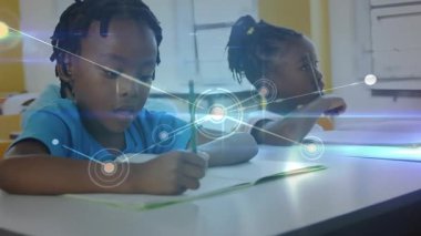 Animasyon ağı öğrenmeyi görselleştiren sayfalar boyunca genişlerken kız ve erkek masada yazı yazıyorlar. Öğrenciler, işbirliği, eğitim, teknoloji, yenilik, odak, yaratıcılık