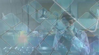 Işıldayan ızgara atölyeyi ortaya çıkarması zanaatkârın güneşlik denetleme bölümünü lamba altında ayarlamasını tetikliyor. Sanatçılık, kesinlik, yaratıcılık, endüstriyel, laboratuvar, sanat, teknik