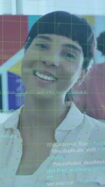 Muhtelif iş arkadaşlarıyla birlikte iş kadınının veri işleme animasyonu. Küresel iş, finans, iletişim ve dijital arayüz kavramı dijital olarak oluşturulmuş video.