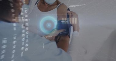 Hastanın koluna sarılan klinisyen kelepçeler hologramları aktif hale getiriyor. Sağlık, teknoloji, teletıp, tanı, fütüristik, tıbbi, yenilik