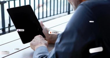 Yetişkin erkek balkonda tablet tutarken uygulama uyarıları hava baskını uyarıları veriyor. Teknoloji, iletişim, dijital, ağ, açık hava, modern arayüz