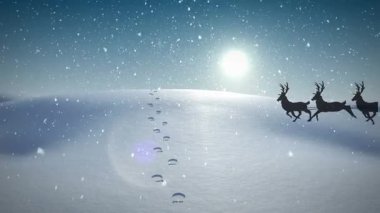 Noel Baba 'nın siluetinin üzerine düşen kar animasyonu kış manzarasında ren geyiğiyle kızakta. Noel, gelenek ve kutlama konsepti dijital olarak oluşturuldu.