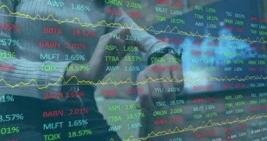 Finans analisti sol kol tıklatma saatini yükselterek saydam kalp takibi ölçümlerini artırıyor. Teknoloji, veri, finans, analitik, dijital, profesyonel, modern