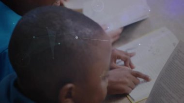 Erkekler kitaba yaslanıyor ve okuma sırasında animasyon eğitimi başlatıyorlar. Sonra da kızlar katılıyor. Eğitim, işbirliği, çocuklar, teknoloji, dijital, etkileşimli, öğrenim