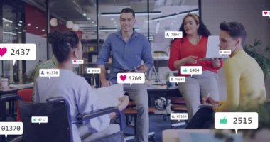 Pazarlama sunucusu konsepti açıklıyor, meslektaşlar büyümeyi gösteren animasyon ölçümlerini izliyor. İşbirliği, takım çalışması, yenilik, veri analizi, dijital bağlantı, modern çalışma alanı, iş stratejisi