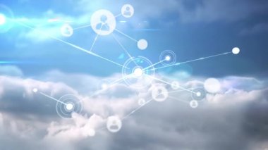 Bulutlu gökyüzü üzerindeki simgelerle bağlantı ağının animasyonu. küresel bağlantılar, veri işleme ve teknoloji konsepti dijital olarak oluşturulmuş video.