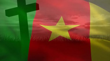 Gün batımında parıldayan Kamerun bayrağı açılıp haç ve çim silueti üzerinde sallanıyor. Vatanseverlik, milliyetçilik, manzara, sembolizm, dinginlik, miras, alacakaranlık
