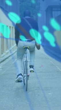 Grafiklerin animasyonu, değişen numaralar, harita, dışarıda bisiklete binen Afrikalı Amerikalı adam. Dijital bileşik, çoklu pozlama, rapor, iş, büyüme, ulaşım ve küresel konsept.