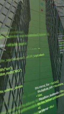 Banka binaları üzerinde finansal veri işleme animasyonu. Küresel finans, iş, bağlantılar, hesaplama ve veri işleme kavramı dijital olarak oluşturulmuş video.