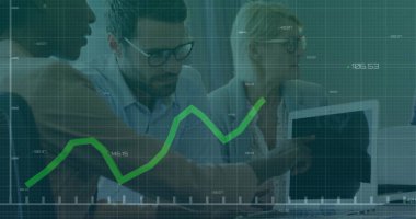 Verilerin analiz edilmesi, ofiste dizüstü bilgisayarı inceleyen üç uzman ve yeşil çizelge. İş, finans, işbirliği, analitik, teknoloji, yenilik, takım çalışması