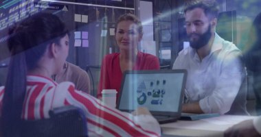 İş birliği yapan ofis çalışanları, cam toplantı odasında dizüstü bilgisayarların çizelgelerini inceliyor, yapışkan notlarla. Takım çalışması, işbirliği, şirket, modern, beyin fırtınası, üretkenlik, iletişim