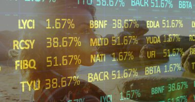 Şallı bir kadın plajda gün batımını izliyor, kalp sembolleri ve yüzdelerle, kopyalama alanı. Düşünce, sükunet, dijital çakışma, sahil havası, doğal güzellik, sükunet, modern teknoloji.