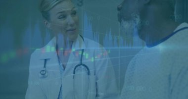 Laboratuvar önlüklü bir doktora danışmak klinik koridorunda önlüklü bir hastayla grafiklerle sohbet etmek. Tıbbi, sağlık, profesyonellik, teknoloji, analitik, veri görselleştirme, teşhis