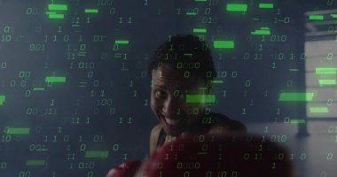 Kolsuz tişörtlü boksörü kırmızı eldivenlerle boks ringi ipleriyle, ikili kaplamayla yumruklamak. Atletik, kararlılık, modern, güçlendirme, eğitim, teknoloji, fitness