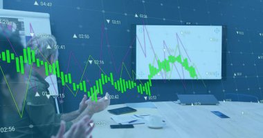 Toplantı odasında konuşan kıdemli işadamı hareketleriyle, yüzen finansal çizelgeleriyle, fotokopi alanı. Profesyonel, konferans, modern, kurumsal, işbirliği, analitik, sunum