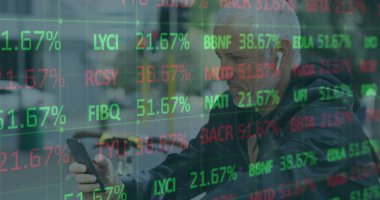 Kulaklıklı son sınıf öğrencisi, kafeteryada akıllı telefonu kontrol ediyor, üzerinde kalp kaplaması var, kopyalama alanı var. Kentsel, teknoloji, modern, profesyonel, yaşam tarzı, gündelik, canlı