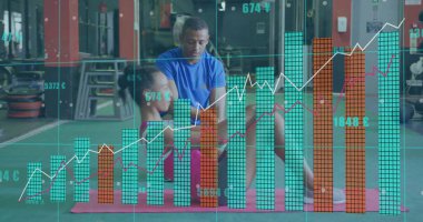 Spor kıyafetleri içinde diz çökmüş antrenör. Beden ölçüleriyle birlikte müşteriye kırmızı minder tutuyor. Fitness, koçluk, egzersiz, eğitim, sağlık, güç, sağlık