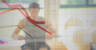 Spor giyimli kürekçi kürek makinesini kullanarak ev jimnastik salonunda şebeke kaplamalı sürgülü koltuğu itiyor. Fitness, egzersiz, egzersiz, modern, dijital, sağlık, eğitim