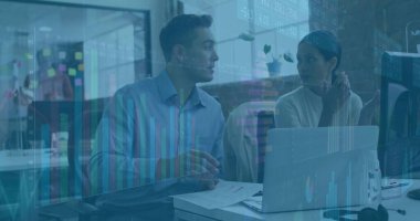 Mavi gömlekli analistler, ofisteki mali durumları gözden geçiren, dizüstü bilgisayarlı analistler. İşbirliği, profesyonellik, analiz, modern, çalışma alanı, veri görselleştirme, kurumsal