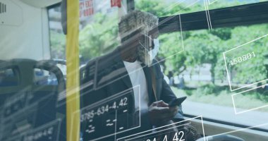 Yüz maskeli bir banliyö çalışanı, takım elbiseli bir adam. Trende pencere pencere dolaşarak veri aktarımı yapan bir akıllı telefon kullanıyor. Kentsel, teknoloji, profesyonel, modern, ulaşım, bağlantı, veri