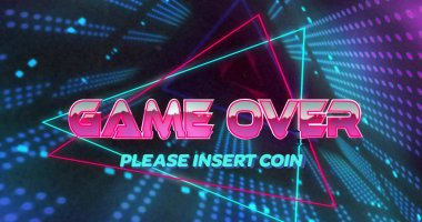 Atari ekranında, üçgen çerçevelerde lütfen INSERT COIN komut ile neon oyun üzerinden metin görüntüleniyor. Neon, retro-futuristik, teknoloji, dijital, canlı, sinematik, dalgın