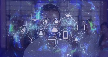 Konferans kabinindeki holografik ağı inceleyen takım elbiseli üç uzman, dijital kaplama simgeleri. Teknoloji, yenilik, işbirliği, dijital ağ, fütürizm, girişim