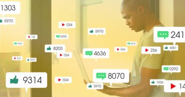 Yetişkin bir erkek, çalışma alanı penceresinde dizüstü bilgisayarı analiz ediyor, sosyal medya ölçümleri ile, kopyalama alanı. Analitik, dijital, teknoloji, profesyonel, modern, bağlantı, üretkenlik