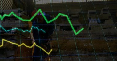 Üstü örtülü kırmızı kasklı kaynak makinesi metal barakada meşalenin üzerine eğiliyor, kıvılcımlar uçuşuyor. Sanayi, zanaat, güvenlik, kesinlik, üretkenlik, yenilik, mühendislik