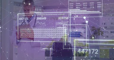 Dijital veri örtülerini gözden geçiriyorum, erkek doktor klinikte kodları steteskopla yorumluyor. Tıbbi, teknoloji, sağlık, tanı, yenilik, profesyonel, dijital