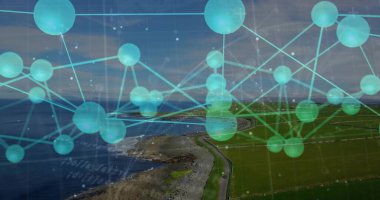 Turkuaz ağ, kıvrımlı yol ve yeşil tarlalarla kıyı burnu üzerinde sergileniyor. Teknoloji, bağlantı, yenilik, görselleştirme, manzara, altyapı, çevre