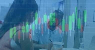 Ofisteki iş arkadaşları mutfak bölgesindeki finansal şamdan şemasını defter kalemiyle kaplamayı tartışıyor. İş, işbirliği, finans, modern, profesyonel, takım çalışması, danışma