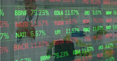 Beyaz önlük giyen kıdemli doktoru muayene ediyor. Tıp bürosunda tablet okuyor. Şifreli. Profesyonel, sağlık, yenilik, dijital, teknoloji, ofis, analitik