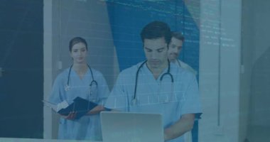 Çeşitli doktorlar üzerinde veri işleme animasyonu. küresel tıp, sağlık ve veri işleme kavramı dijital olarak oluşturulmuş video.