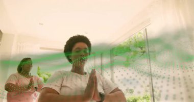 Yeşil enerji titreşimli kapı çağrı lideri üçlüyü ilerletiyor yoga meditasyonu pozisyonu alıyor birlik için. Meditasyon, farkındalık, sağlık, ahenk, bütünsel, ruhanilik, dinginlik