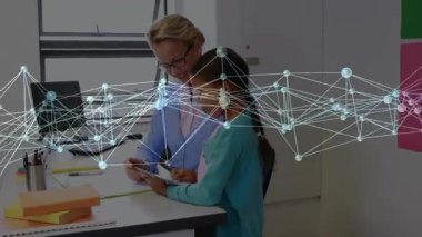 Öğretmen öğrenciye tablet veriyor ve veri ağı öğrenmeyi arttırırken tıklamayı yönlendiriyor. Eğitim, akıl hocalığı, dijital, yenilik, işbirliği, e-öğrenme, modern