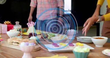 Ofis ekibi bebek partisine başlıyor üzüm bağlarına ulaşıyor abur cuburları düzenliyor bebek kazmalarını balonların altına yerleştiriyor. Kutlama, takım çalışması, etkinlik planlaması, dekorasyon, ofis partisi, şenlik, sosyal toplantı