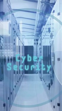 Bilgisayar sunucularında büyüteç simgesi ve veri işleme animasyonu. Küresel hesaplama, dijital arayüz ve veri işleme kavramı dijital olarak oluşturulmuş video.