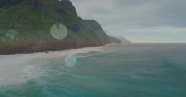 Havadan alınan görüntülere göre sahil şeridi holografik çizelgeler alıyor. Yükselen kod blokları verileri gösteriyor. Vektör, dijital, fütürist, analitik, görselleştirme, teknoloji, okyanus