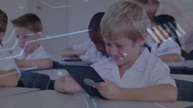 Çocuk tableti tıklatırken ve öğretmenlik eğitimi alırken çekim yapmak masaları kaplamasına neden oluyor. Eğitim, teknoloji, yenilik, sınıf, öğrenme, dijital, öğrenci