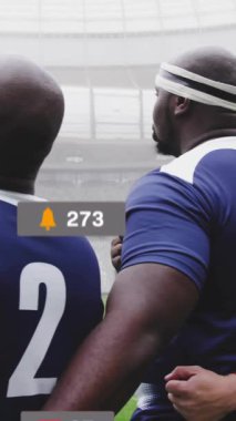 Çeşitli ragbi oyuncuları üzerinde simge ve veri işleme animasyonları. Küresel spor, rekabet, bağlantılar, hesaplama ve veri işleme kavramı dijital olarak oluşturulmuş video.